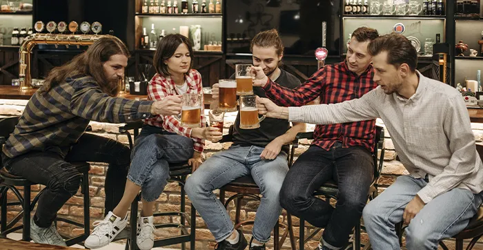 GENTE EN LA BARRA DEL BAR