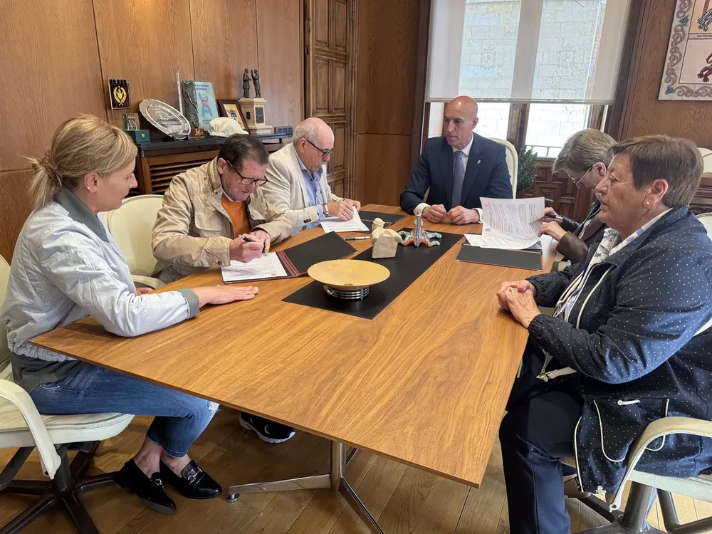Imagen de la firma del acuerdo de colaboración entre las juntas vecinales y el Ayuntamiento de León