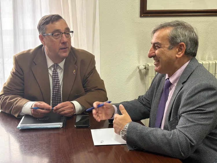 LUIS SANZ CON EL ALCALDE DE VILLAFRANCA DEL BIERZO