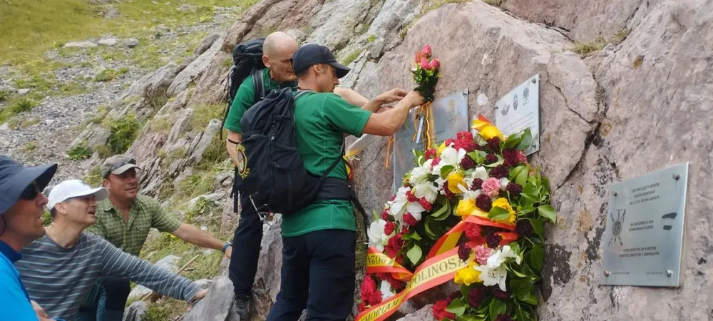 Emotivo homaneja a los agentes fallecidos en el accidente de helicóptero en La Polinosa, en León - GUARDIA CIVIL