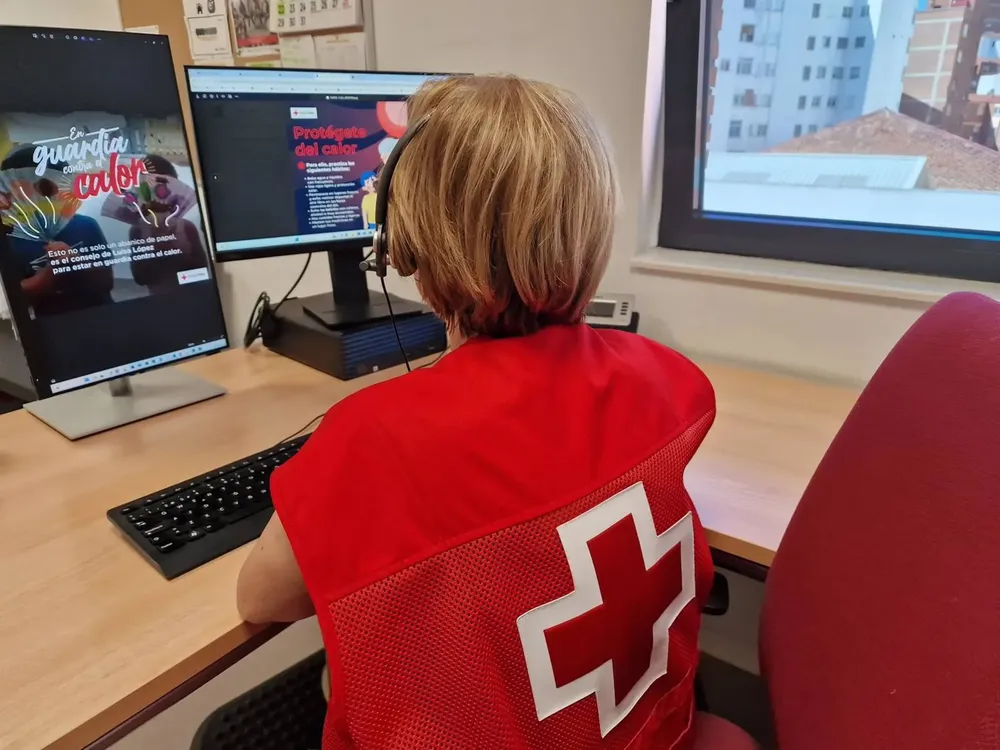 Voluntario durante una llamada a una de las personas usuarias de Cruz Roja