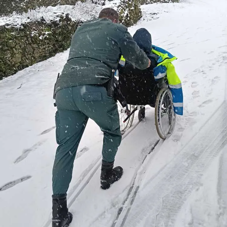 AGENTES DEL SEPRONA SACAN A UNOS PACIENTES DE UNA AMBULANCIA QUE VOLVIA DE DIALISIS