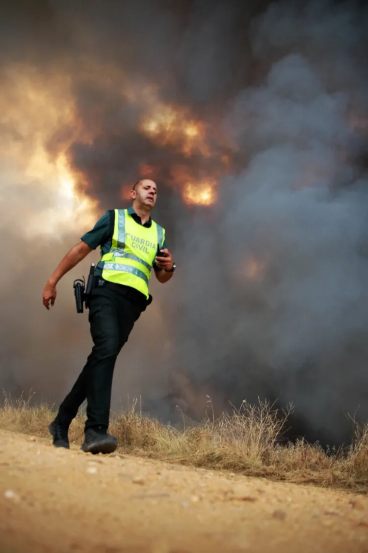 GUARDIA CIVIL EN UN INCENDIO FORESTAL