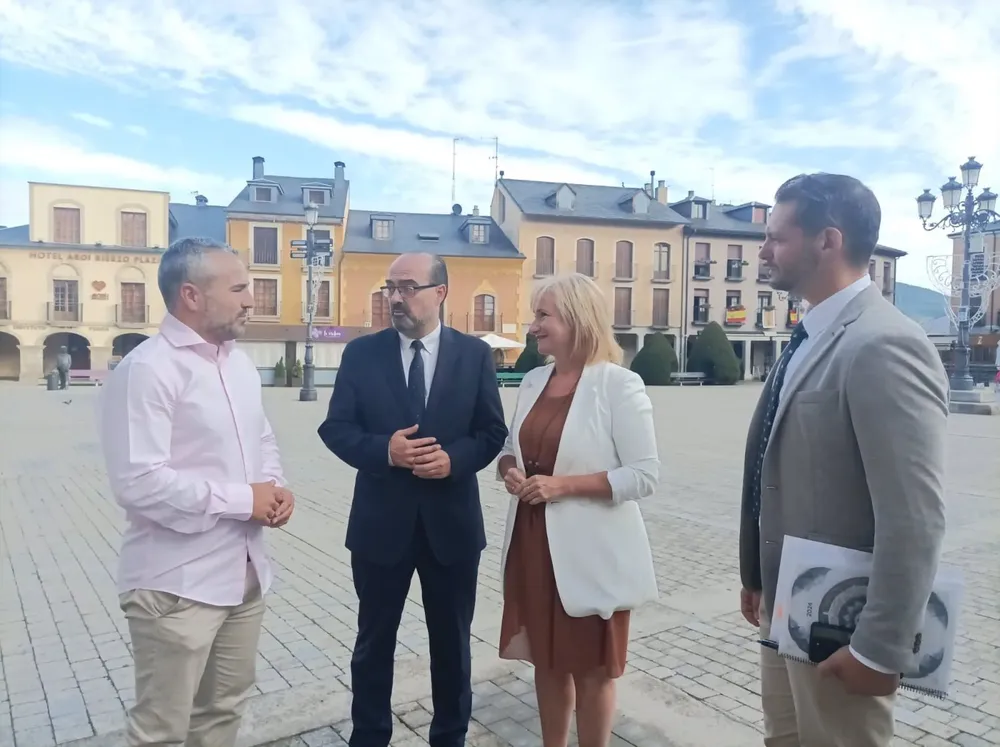 La consejera de Industria, Comercio y Empleo de la Junta de Castilla y León, Leticia García, este lunes en Ponferrada junto a representantes municipales - JCYL