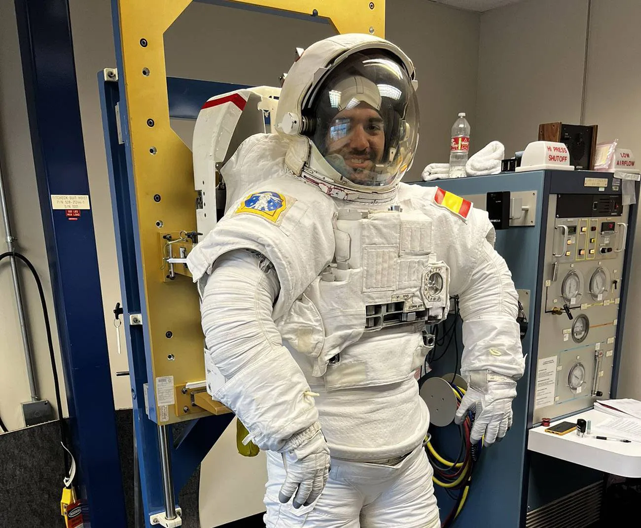 El-astronauta-Pablo-Alvarez-se-prueba-su-traje-espacial