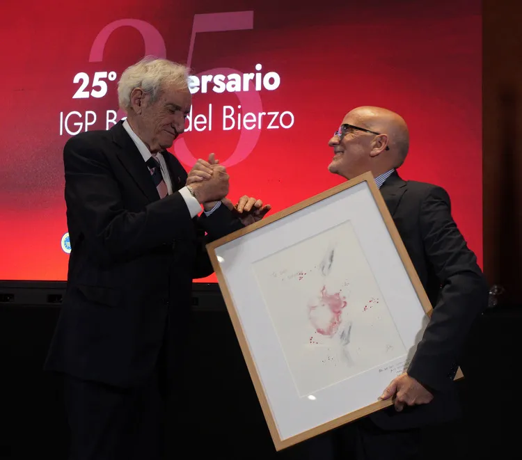 LUIS DEL OLMO RECIBE EL HOMENAJE DEL IGP