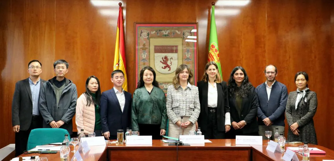 2025-11-07_convenio_universidad_china-01
