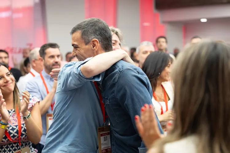 CARLOS MARTINEZ ABRAZA A PEDRO SANCHEZ EN EL COMITE FEDERAL DEL PSOE