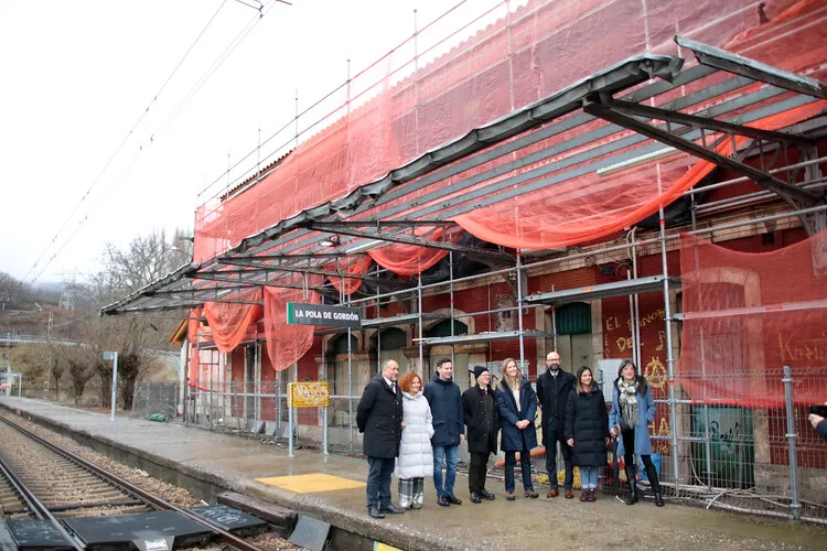 LA MINISTRA SARA AAEGESEN VISITA LAS OBRAS DE LA ANTIGUA ESTACION EN POLA DE GORDON