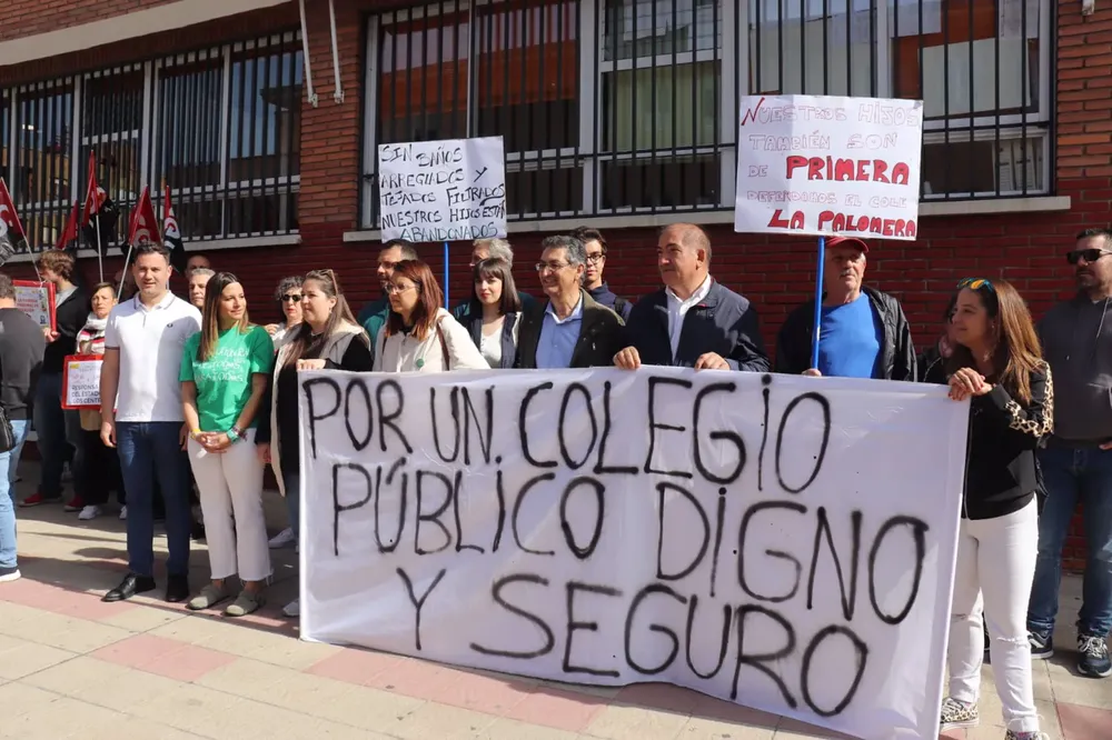 Representantes del Partido Socialista en la concentración ante la Dirección Provincial de Educación