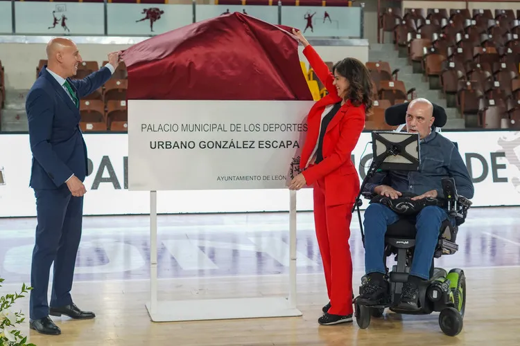 DESCUBRIMIENTO DE LA PLACA QUE DA NOMBRE AL PALACIO DE LOS DEPORTES DE LEON