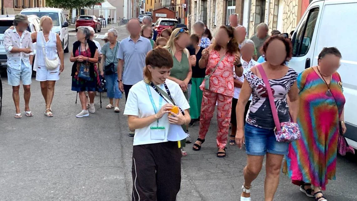 Claudia Sánchez Calzado guiando a un grupo de vecinos de Hospital de Órbigo en una de las rutas urbanas por la localidad