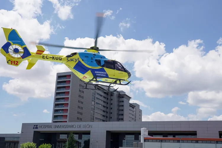 HELICOPTERO SANITARIO SOBREVOLANDO EL CAULE