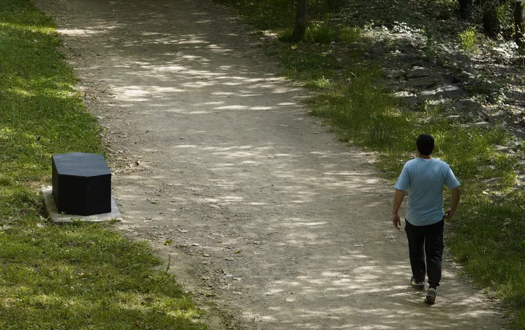 NUEVOS BANCOS INSTALADOS EN PASEO DEL RIO SIL EN PONFERRADA