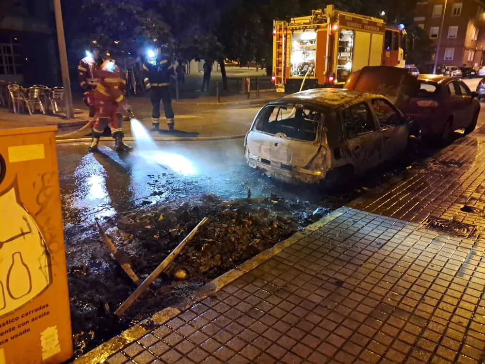 El Servicio Municipal de Bomberos de Ponferrada durante la extinción de uno de los incendios de este lunes. - AYUNTAMIENTO