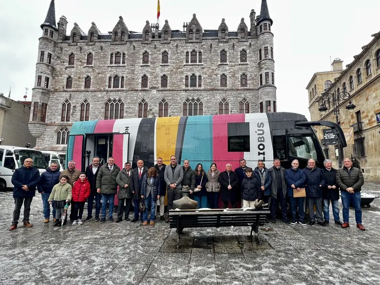 BIBLIOBUS JUNTO A LA SEDE DE LA DIPUTACION DE LEON