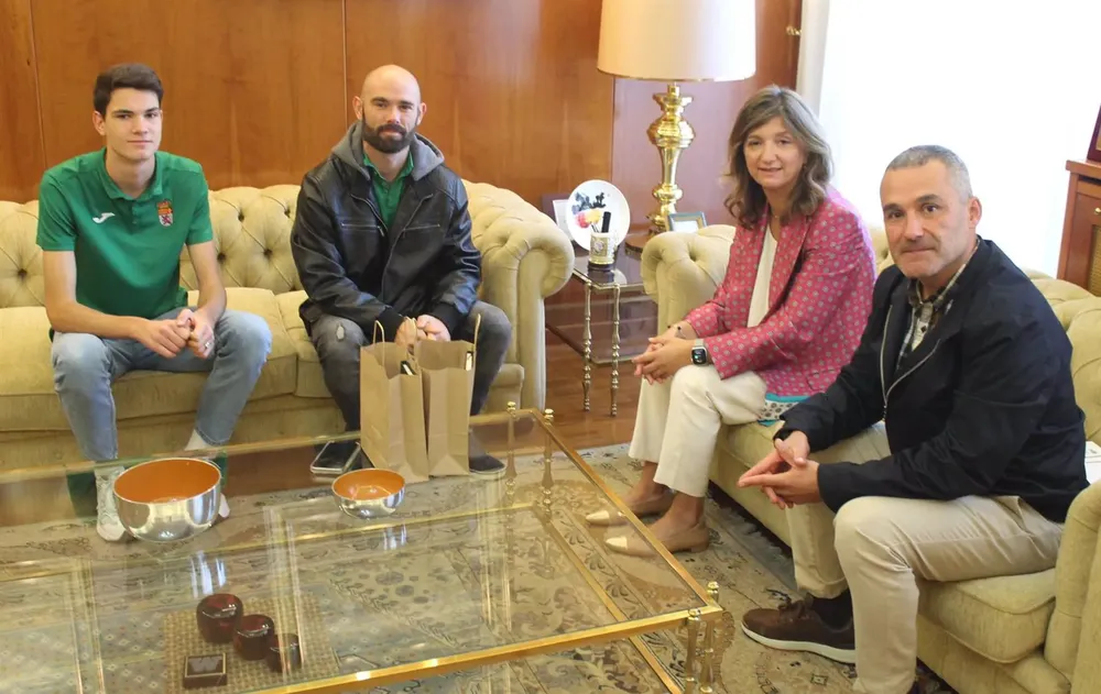 El atleta Raúl Matilla, a la izquierda de la imagen durante la recepción institucional de este lunes en la Universidad de León. - ULE