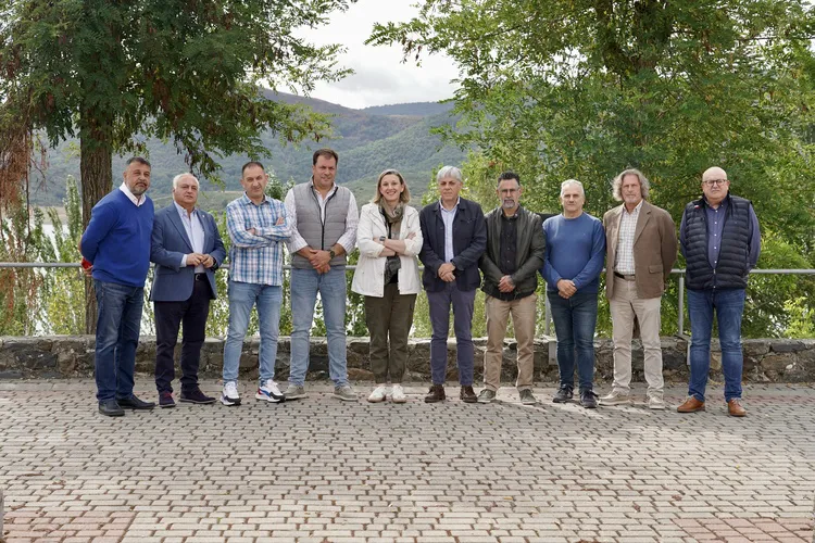 ISABEL BLANCO SE REUNE CON LOS ALCALDES DE LOS PICOS DE EUROPA EN RIAÑO