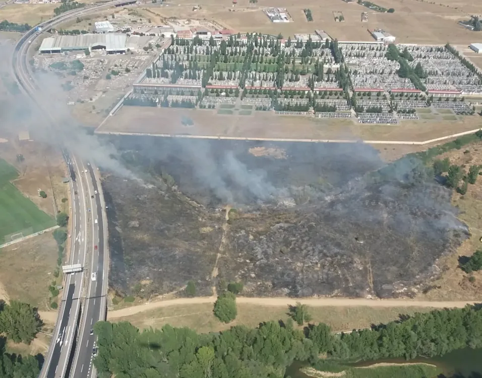 Superficie quemada este viernes junto al cementerio de León - INFOCAL