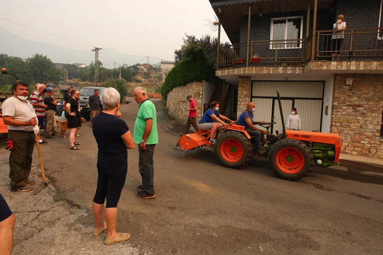 LOS VECINOS DE OENCIA SE PREPARAN ANTE EL AVANCE DEL INCENDIO