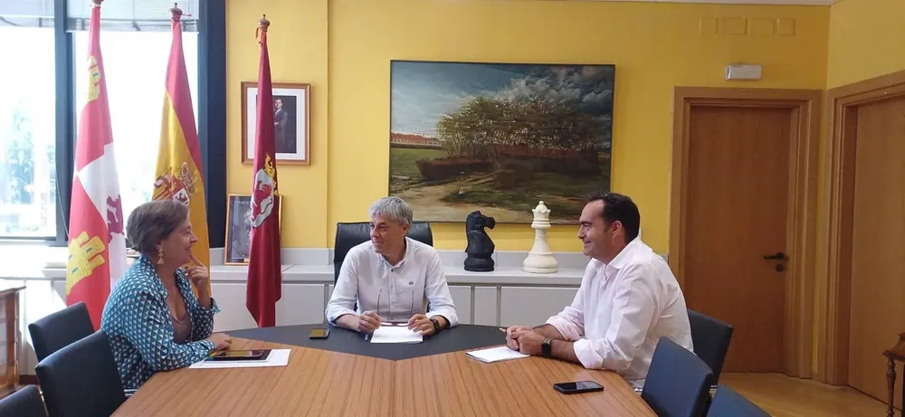 El delegado territorial, Eduardo Diego (C), junto al alcalde de Fresno de la Vega y la jefa del Servicio Territorial de Cultura y Turismo - JCYL