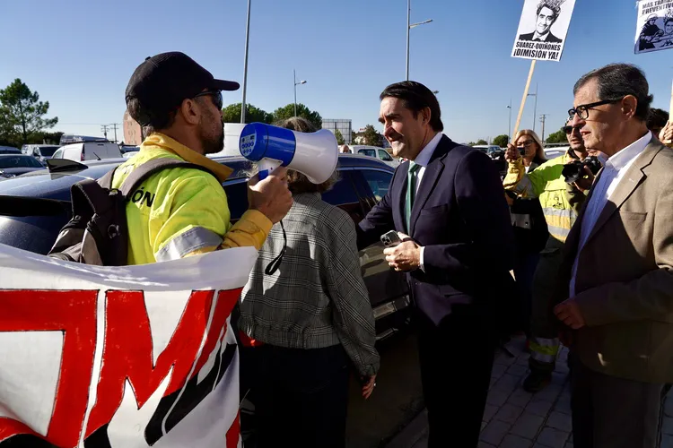 TRABAJADORES FORESTALES PROTESTAN CARA A CARA CON SUAREZ QUIÑONES