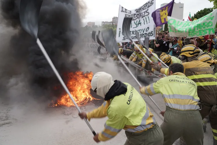 CONCENTRACION DE LOS AGENTES FORESTALES FRENTE AL PARLAMENTO EN VALLADOLID