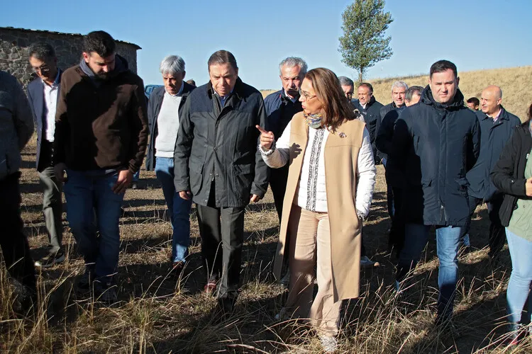 LUIS PLANAS VISITA UNA EXPLOTACION GANADERA AFECTADA POR LOS INCENDIOS