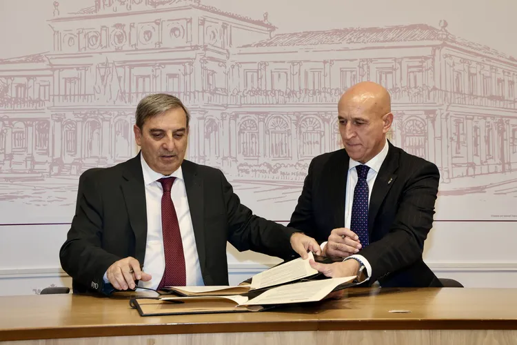 LA JUNTA Y EL AYTO. DE LEON FIRMAN UN CONVENIO PARA LA ESTENSION DE FIBRA OPTICA PARA COMUNICACIONES CUANTICAS EN LACIUDAD DE LEON