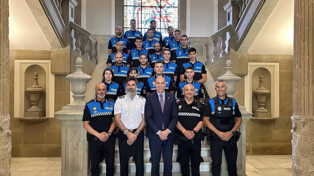 El Alcalde De León Posa Junto A Los 18 Nuevos Miembros De Prácticas De La Policía Local De La Ciudad - AYTO LEON