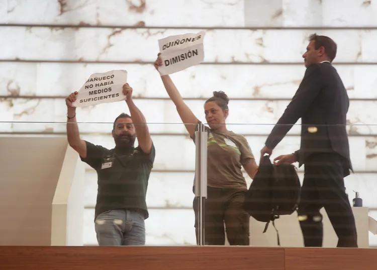 PROTESTAS DE BOMBEROS FORESTALES EN EL PLENO EXTRAORDINARIO DE LAS CORTES