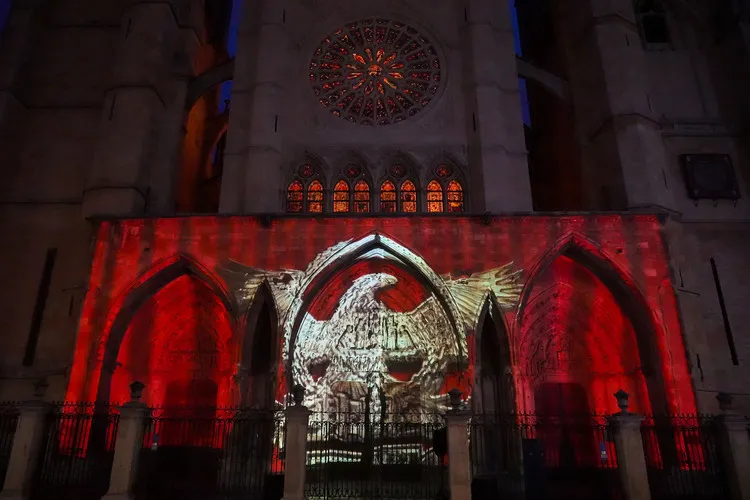 PROYECCION EL EL PORTICO OCCIDENTAL DE LA CATEDRAL DE LEON
