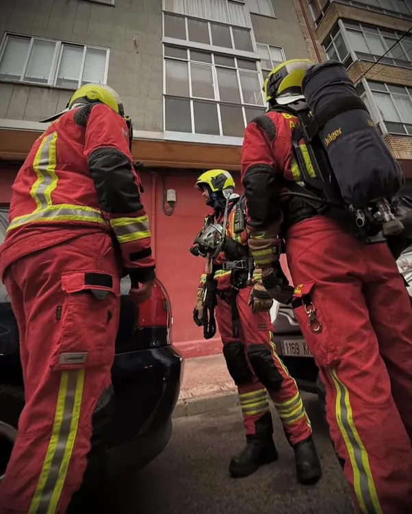 BOMBEROS DE LEON SOFOCANDO UN INCENDIO EN LA ROBLA