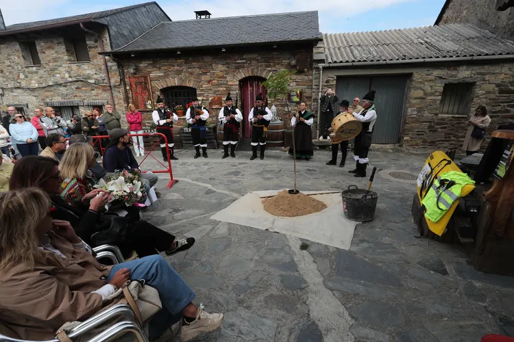 LA ASOCIACION EL NOGALON CELEBRA UN ACTO HOMENAJE A NACHO RUMBAO