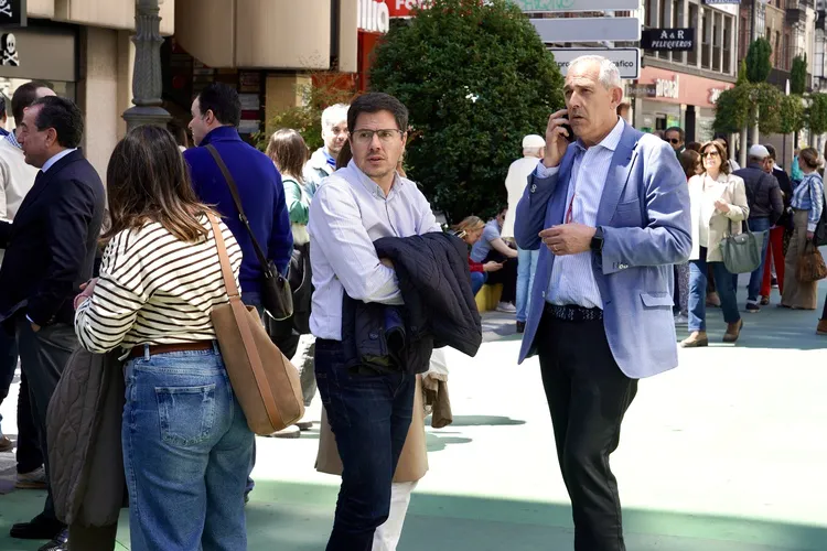 EL CONCEJAL LEONES VICENTE CAMURIA EN LAS PUERTAS DEL AYUNTAMIENTO EN ORDOÑO