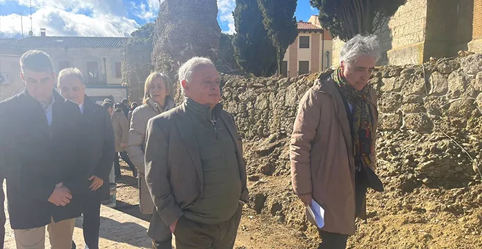 Santonja en la visita a la muralla de Carrión de los Condes