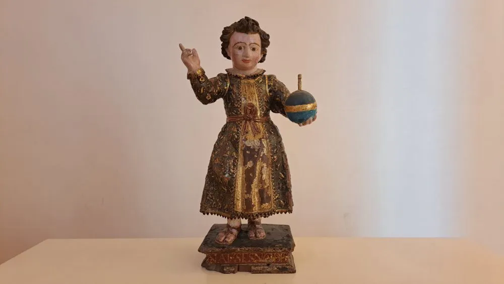 talla del niño Jesús del siglo XVII, pieza del mes en el Museo de los Caminos del Palacio de Gaudí