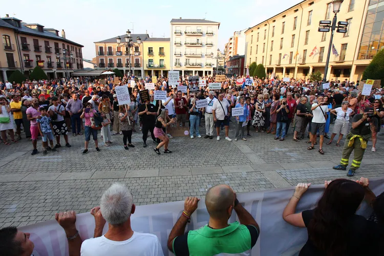 CONCENTRACION EN PONFERRADA CONTRA LA GESTION DE LOS INCENDIOS POR PARTE DE LA JUNTA