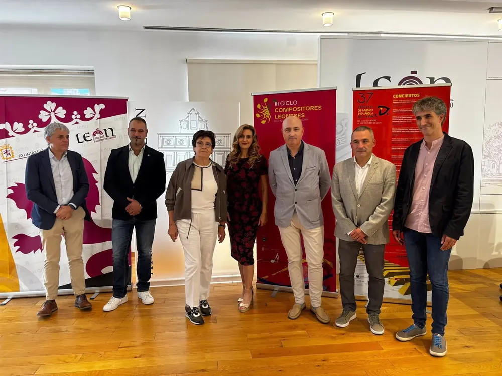 Foto de familia de los representantes institucionales y organizadores del 37º Festival de Música Española de León - EP