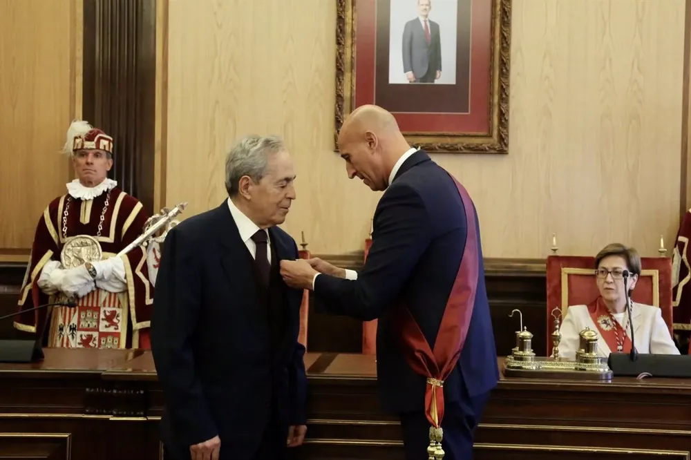 Eduardo Dias, excónsul de Portugal en León, recibe el título de Hijo Adoptivo de la ciudad. - AYUNT. LEÓN