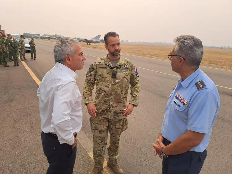 NICANOR SEN CON MILITARES LLEGADOS DE HOLANDA PARA APOYAR EN LAS OPERACIONES CONTRA EL FUEGO