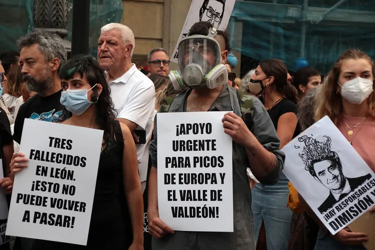 MANIFESTACIÓN EN LEON PIDIENDO LA DIMISIÓN DE SUAREZ QUIÑONES