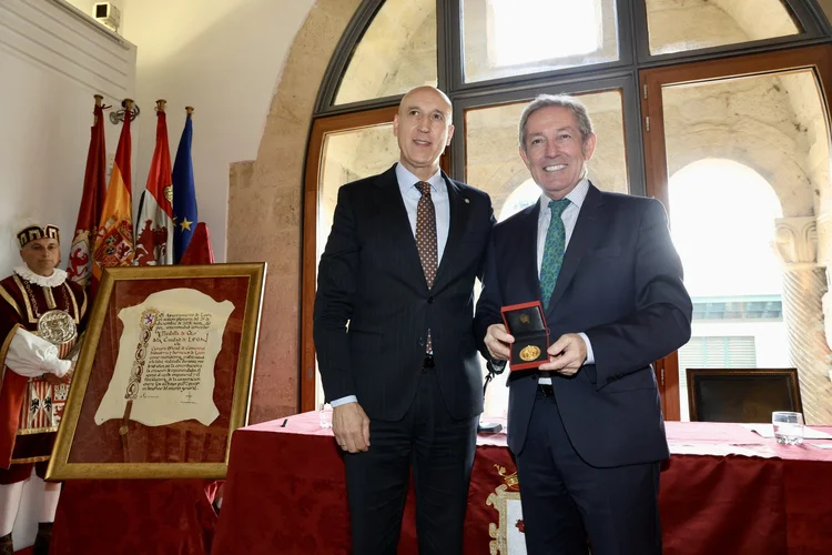 ENTREGA DE LA MEDALLA DE ORO DE LA CIUDAD DE LEON A LA CAMARA DE COMERCIO