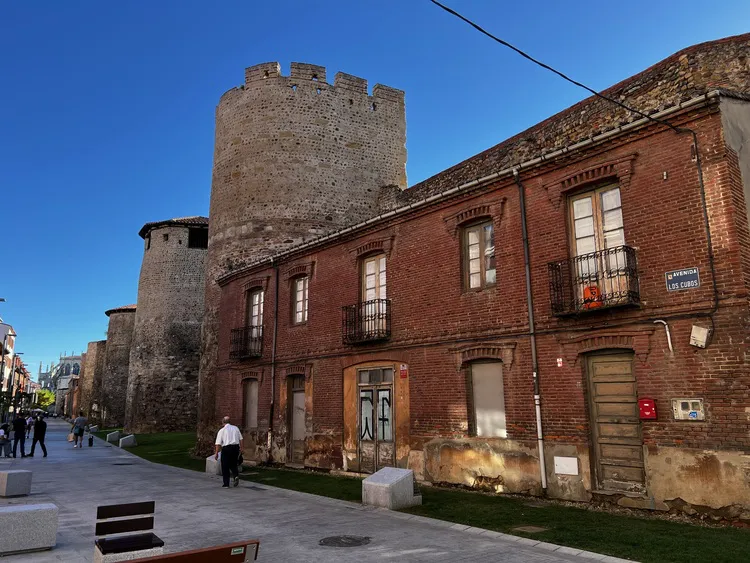EDIFICACION COLINDANTE CON LA MURALLA DE LEON