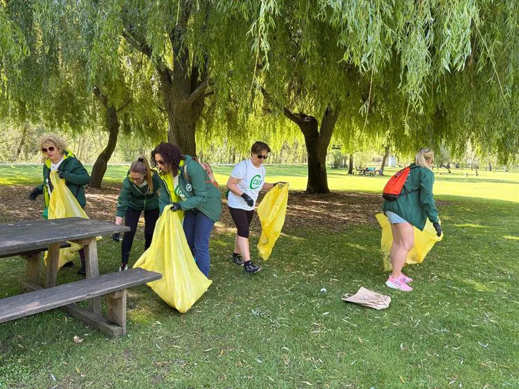 VOLUNTARIOS LEONESES RECOGEN BASURA CON MOTIVO DEL DIA MUNDIAL DEL MEDIO AMBIENTE
