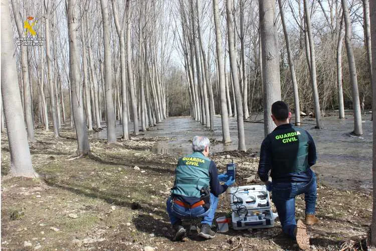 AGENTES DE LA GUARDIA CIVIL INVESTIGANDO EL VERTIDO DE AGUAS RESIDUALES