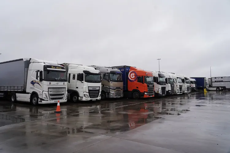 CAMIONES EMBOLSADOS EN LA A6 EN VILLAMAÑAN