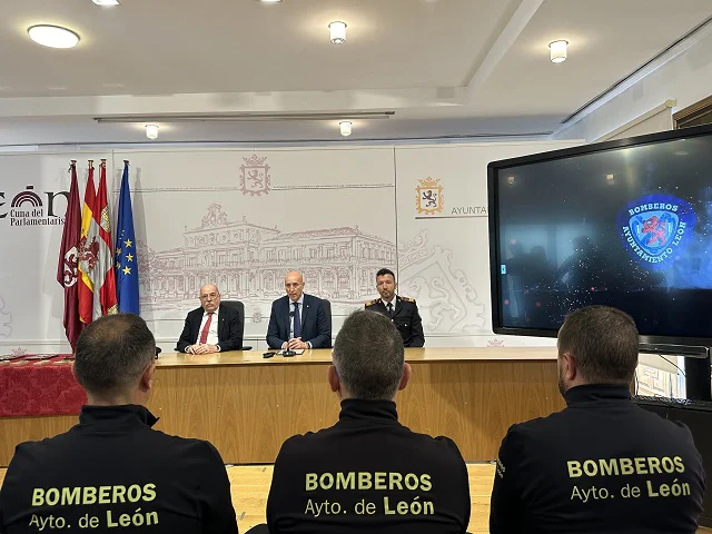LEON RINDE HOMENAJE A SUS BOMBEROS
