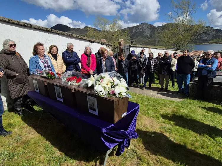 ENTREGA DE LOS 14 RRESTOS DE PERSONAS EXHUMADAS EN FOSAS COMUNES DE BUSDONGO Y SENA DE LUNA