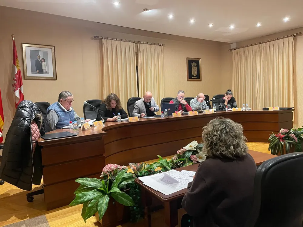 LA SECRETARIA MUNICIPAL EN UN PLENO DE BOÑAR